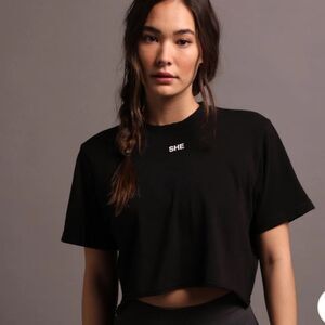 SHE RESPECT US "PREMIUM" CROPPED) TEE‎ IN BLACK XS NWT IN PKG